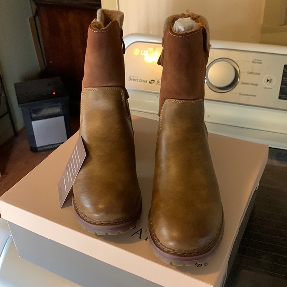 Super Cute Laced Ankle Boots - Picture 1 of 8